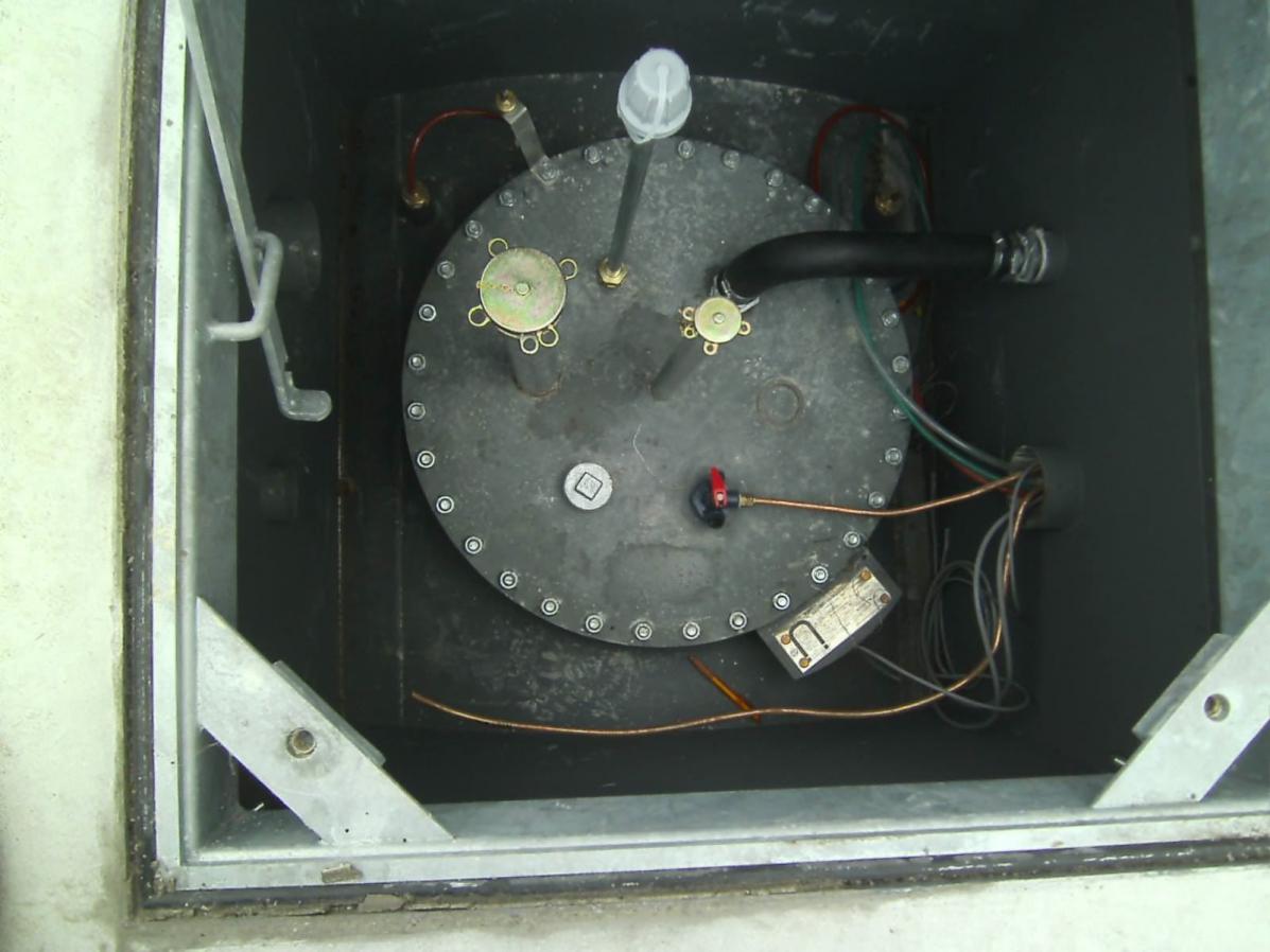 Domschacht eines unterirdischen Heizöllagertanks