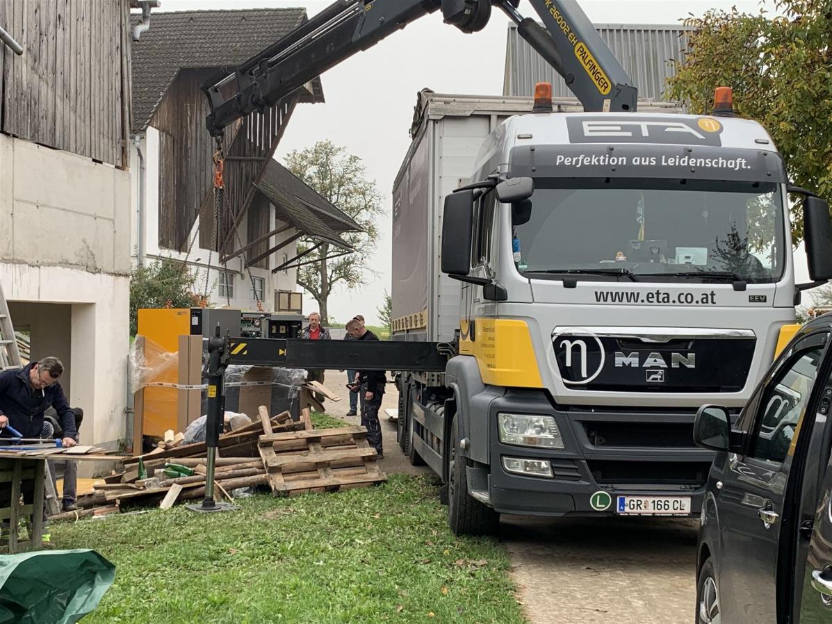 Anlieferung des Eta Hackgutkessels mit dem LKW