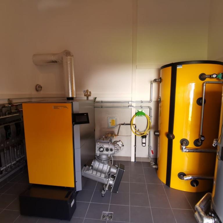 Eta Hackschnitzelkessel mit Puffer und Boiler