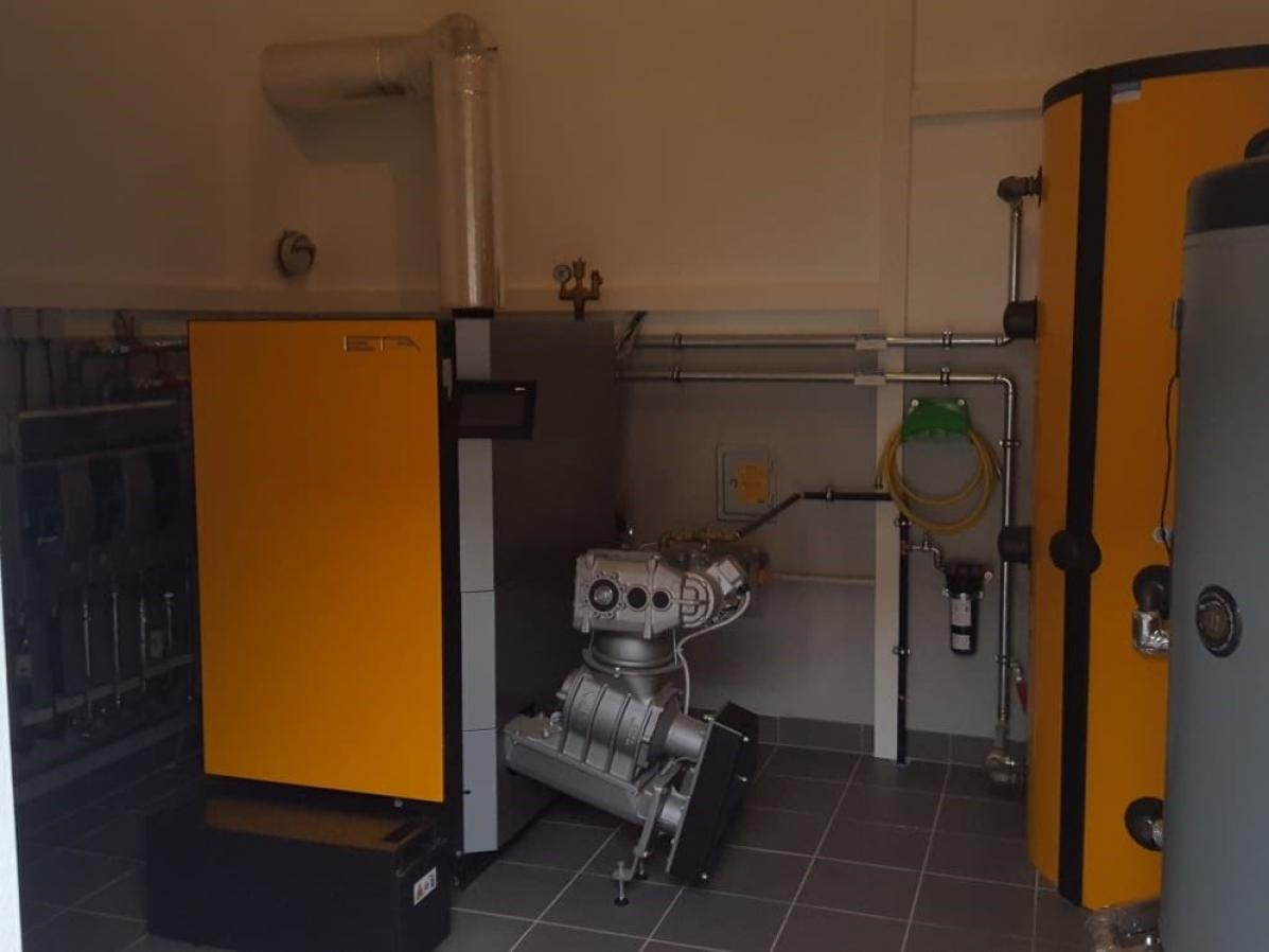 Hackgutkessel im Heizraum