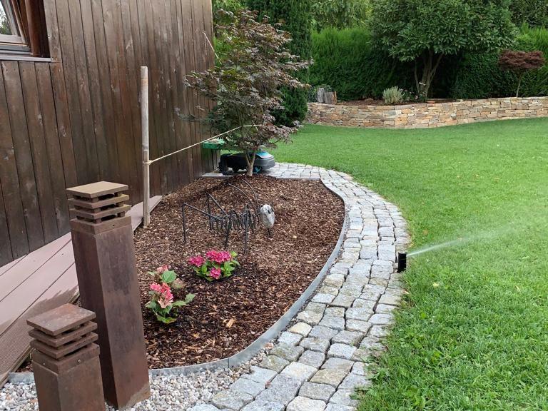 Bewässerung der Wiese durch Versenkregner