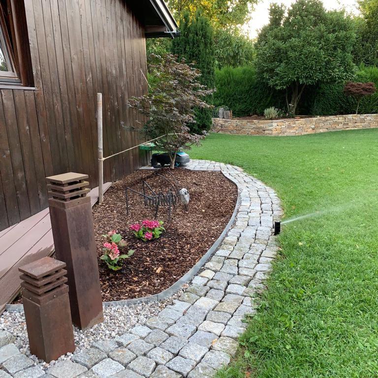 Bewässerung der Wiese durch Versenkregner